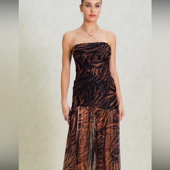🎉Wedding guest ready tropical tiger print tube top dress with a high slit. - Picture 3 of 14